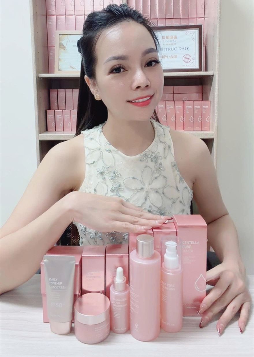 LumiAura 台灣負責人與全系列保養品 / Người phụ trách LumiAura tại Đài Loan cùng trọn bộ sản phẩm